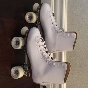 CHIC WHITE ROLLERSKATES!